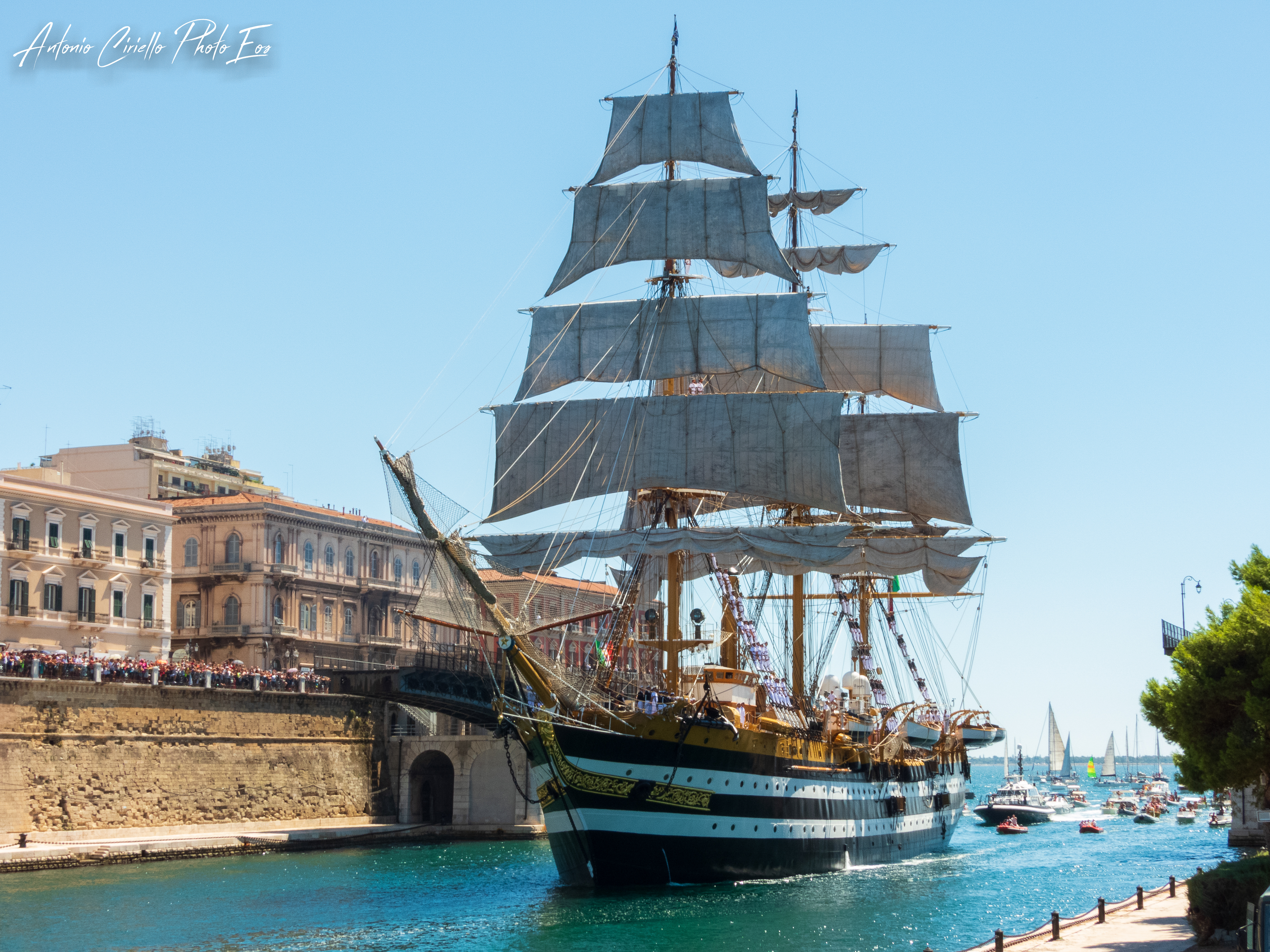 Nave Vespucci attraversa il Camale Navigabile di Taranto