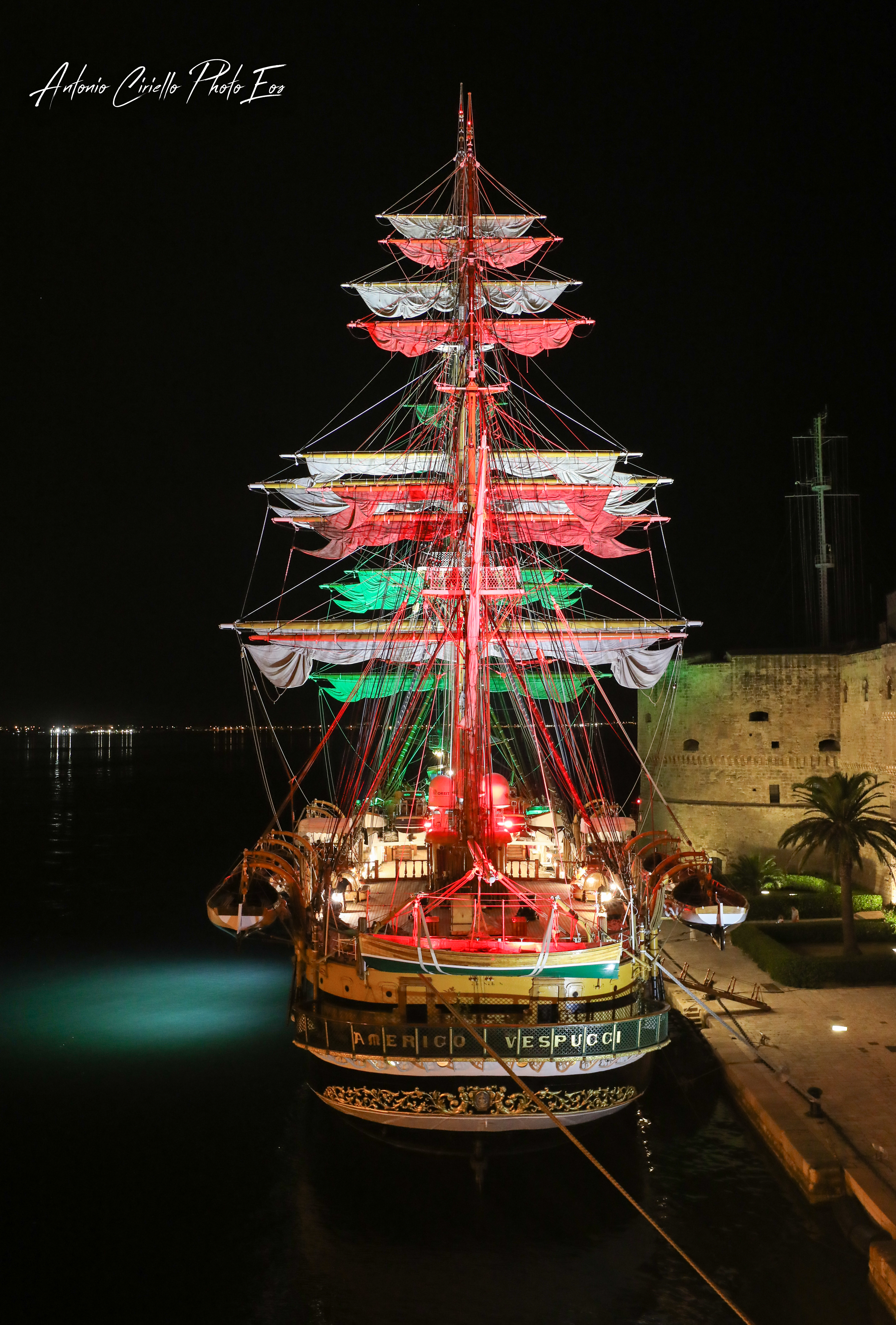 Vespucci ormeggiato al Castello Aragonese